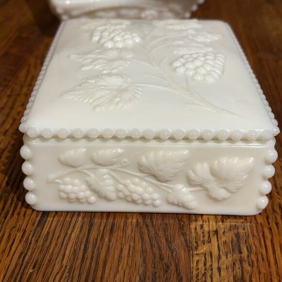 Vintage Westmoreland Milk Glass Cigarette Holder And Ashtrays Grapevine Pattern - Picture 9 of 16